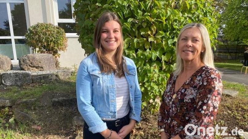 Rektorin Christiane Böhm (rechts) begrüßte Sophia Bayer als neue Lehrkraft an der Grundschule Kulmain. Bild: jzk