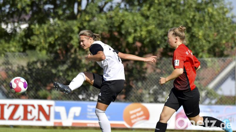Susanne Stich (links) erzielte in ihrem ersten Punktspiel im Trikot des Bayernligisten TSV Theuern drei Tore beim 4:0-Sieg gegen den FC Stern München. Archivbild: Hubert Ziegler
