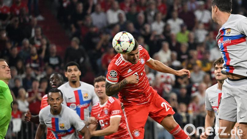 In der Abwehr stark gegen Lewandowski, und vorne auch noch Torschütze: Lucas Hernandez (Mitte) beförderte die Bayern mit seinem wuchtigen Kopfballtreffer nach einer Ecke von Joshua Kimmich gegen den FC Barcelona auf die Siegerstraße. Bild: Sven Hoppe/dpa