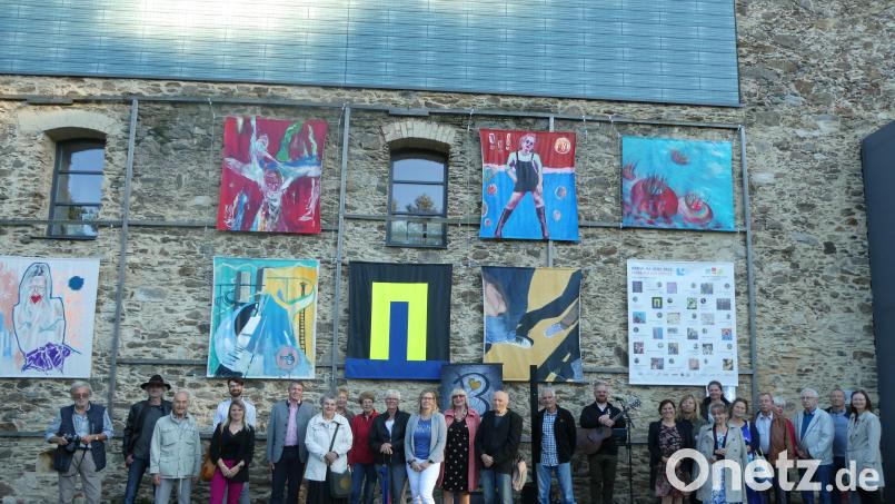 Die Open-Air Galerie in Schönsee bleibt bis zum 3. November eröffnet: In der Bildmitte Kuratorin Květa Monhartová und 3. Vorsitzende von Bavaria Bohemia e.V. mit Künstlerinnen, Künstlern und Herbert Pöhnl (ganz links) Bild: eib