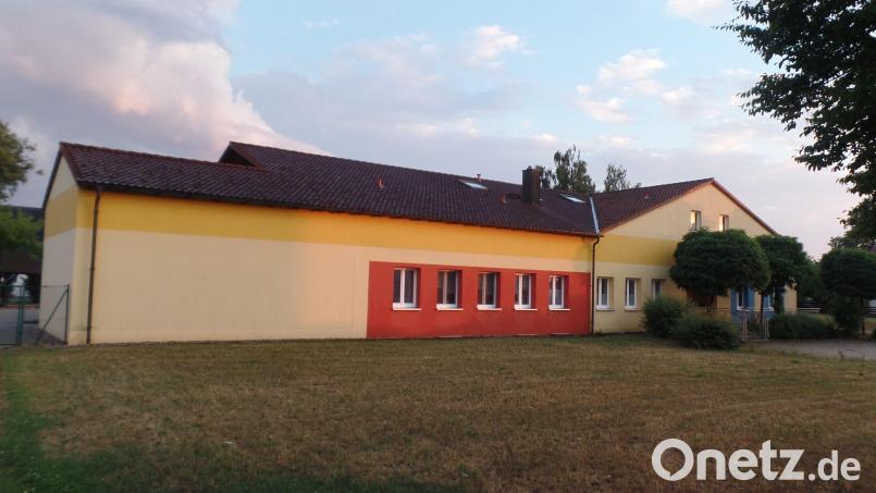 Dem Antrag auf Erweiterung der Kindertagesstätte „Sankt Michael“ in Schlammersdorf (unser Bild) wurde das gemeindliche Einvernehmen erteilt, ein weiterer Schritt, dieses Großprojekt zu realisieren. Der Kindergarten wird mit einem Anbau an das bestehende Gebäude (links im Bild) erweitert. Bild: br