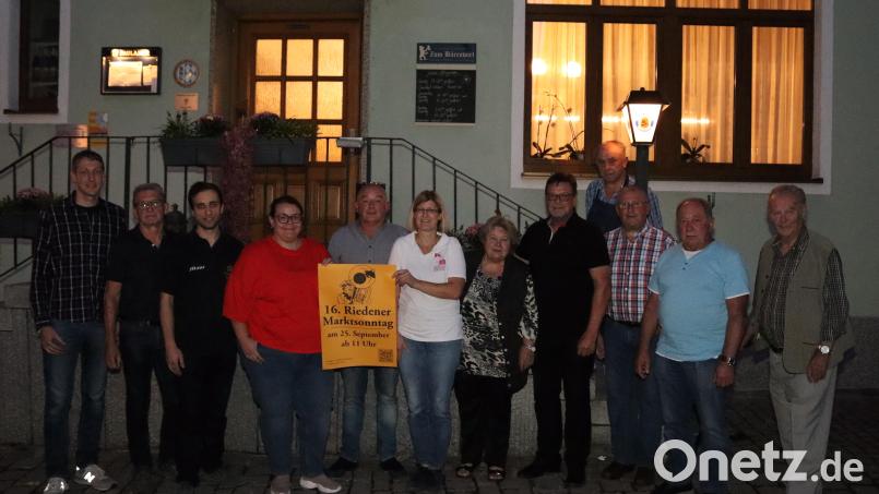 Die Vereinsvertreter mit Festl-Bürgermeister Gerhard Schnabel (Bildmitte mit Plakat) und Wirt Erhard Richthammer (oben rechts auf der Treppe) sind bereit für den 16. Marktsonntag am 25. September in Rieden. Bild: mrr