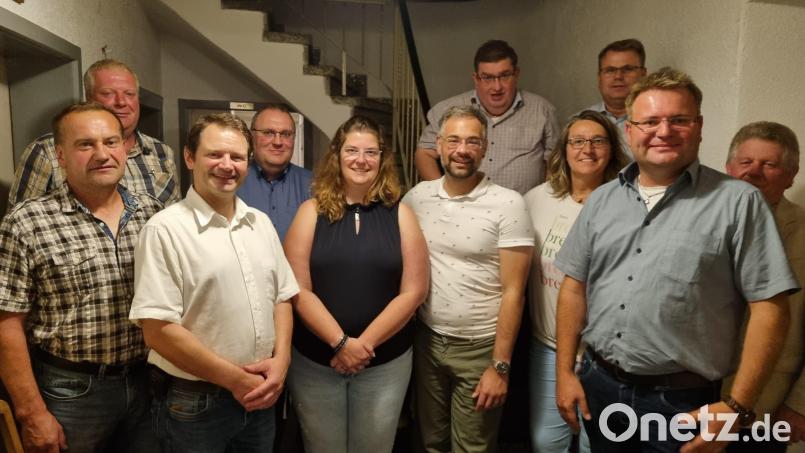 Die CSU Bernstein geht mit bewährter Mannschaft unter dem neuen Vorsitzenden Bernhard Beer (Zweiter von rechts) und Stellvertreter Thomas Weiß (Dritter von links) ins nächste Jahr. Weiter auf dem Bild (von links nach rechts) Klaus Schmid, Markus Weiß, Christian Schiener, Christina und Alexander Herzner, Martin Schiener, Karlheinz Budnik und Erich Sperber. Bild: Charlie Mirz/exb