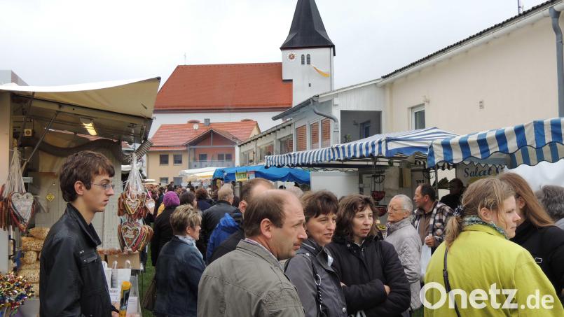 Der Turm der Wallfahrtskirche Mariä Namen schaut herab auf den Kirchweihmarkt, der heuer wieder in Trautmannshofen aufgebaut wird. Bild: no