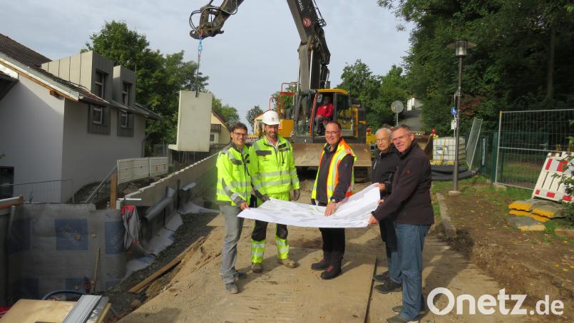 Bauleiter Markus Brüderer (von links), Polier Tobias Klier und Architekt Mirko Bert informieren zweiten Bürgermeister Josef Langgärtner und Bürgermeister Reinhard Sollfrank über den Stand der Baumaßnahme in der Berg- und der Humboldt-Straße in Parkstein.. Bild: adj