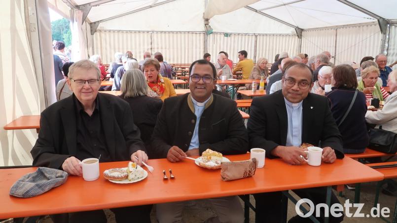 Die Damen des Frauenbundes hatten wieder fleißig gebacken. Pfarrer Dietmar Schindler (links), Pater Robin Xavier (Mitte) und Pater Jimmy Joseph lassen sich nach dem Seniorengottesdienst Kaffee, Kücheln und Torten im Festzelt schmecken. Bild: rha