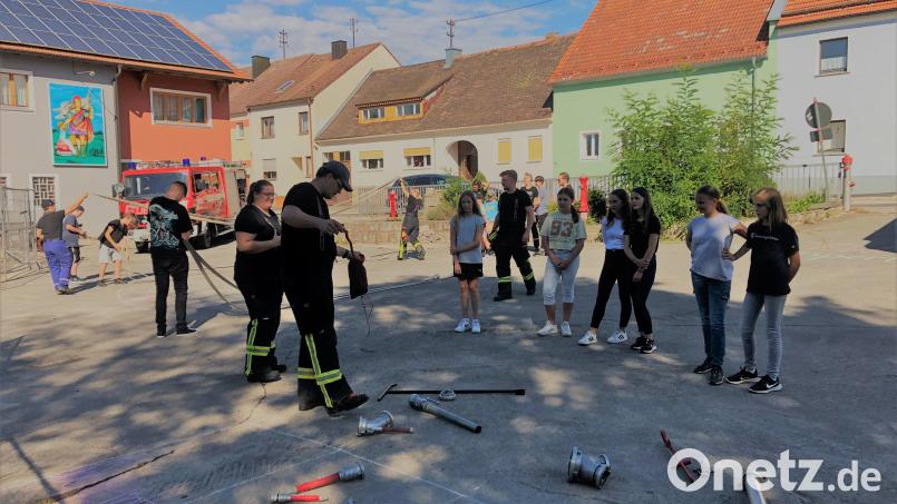 Zahlreiche Jugendliche zeigen Interesse am Feuerwehrtag und bestaunen die vielfältige Ausrüstung der Eslarner Wehr. Bild: gz