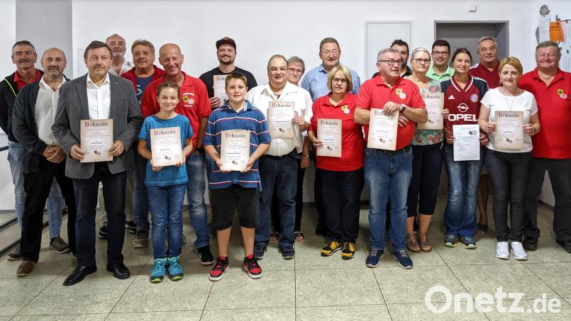 Vorsitzender Andreas Wittmann (Zweiter von links), Zweiter Vorsitzender Franz Bauer (Vierter von links) und Reiner Ockl (Achter von rechts) zeichneten langjährige Mitglieder mit einer Urkunde aus. Bild: njn
