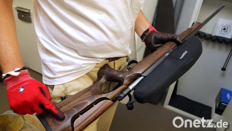 Wenkmann fasst die Waffen zum Schutz vor Feuchtigkeit nur mit Handschuhen an, damit keine mögliche Rostbildung droht. Bild: Wolfgang Steinbacher