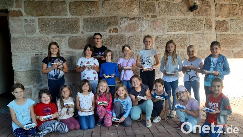 Seifen selbst mal herstellen: Das konnten die Kinder in Kastl bei einer Ferienaktion ausprobieren. Bild: rpp