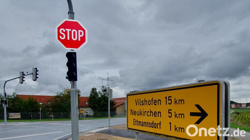 Die dunklen Ampelgehäuse an der Grünwald-Kreuzung sind montiert. Nun fehlt's noch an der Elektronik. Bild: Hösamer