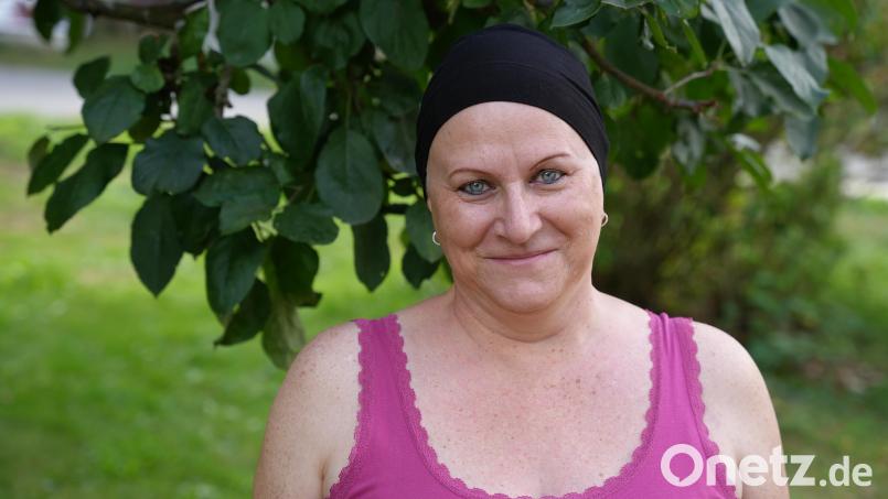 Yvonne Müller mit ihrer &quot;Schutzmütze&quot;: Der 52-Jährigen fällt es schwer, den Haarausfall wegen der Chemotherapie zu akzeptieren. Bild: Sebastian Böhm