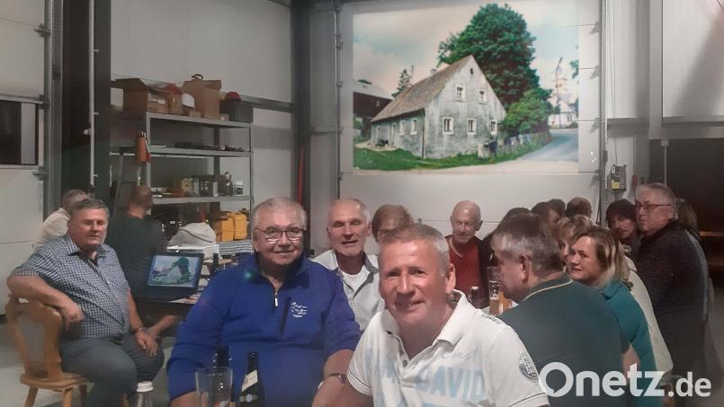 Richard Ehlich (links) lud die Besucher zu einem spannenden Fotoabend ein. Der Fotograf hat vermutlich 30.000 Bilder in seiner Sammlung. Bild: gis