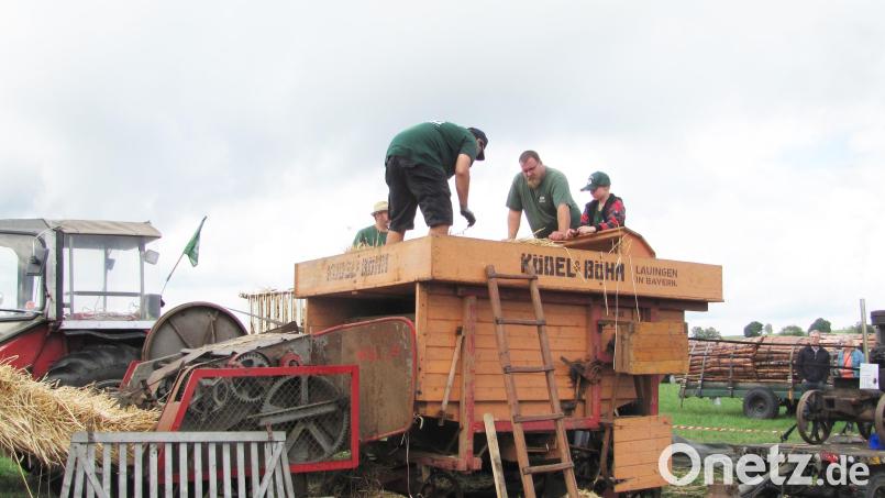 Nach dem Sprichwort: "Rauchen mou's und stinken mou's" knattern beim "Drescherfest" die alten Maschinen. Die Mitglieder des Zapfwellenstammtisches "Alt`s Glump" zeigen, wie früher Stroh gehäckselt oder Holz gemacht wurde. Bild: sei