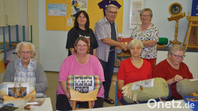 Pascher-Finanzverwalter Hans Margraf überreicht an Frieda Roith eine Spende von 500 Euro für die Aktion KUNO. Bild: Ludwig Höcherl/exb