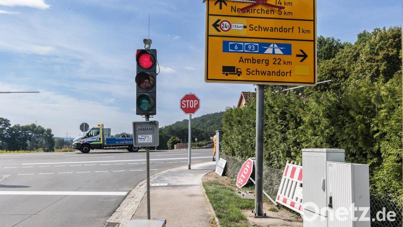 Am Mittwoch Vormittag werden die Baustellenampeln an der Grünwald-Kreuzung abgebaut. Dann heißt es aus Richtung Schwarzenfeld wieder: Am Stoppschild warten. Denn an der neuen Lichtzeichenanlage fehlen - die Ampeln. Bild: Hösamer