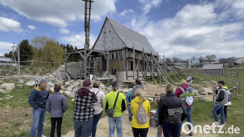 Mittelalterliche Großbaustelle: Der Nachbau einer Reisestation Karls IV. an der Goldenen Straße in Bärnau ist Ergebnis der Kooperation des Geschichtsparks Bärnau-Tachov mit den Archäologen der Westböhmischen Universität Pilsen. Bild:  Václav Vrbík/exb
