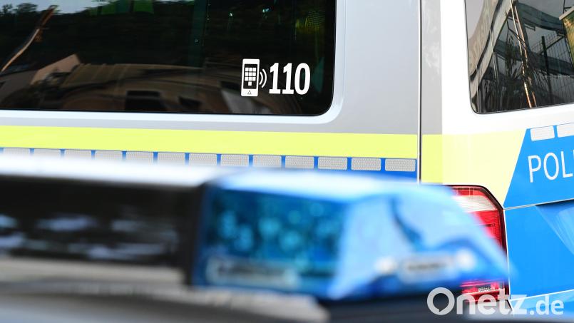 Ein eingeworfenes Schaufenster und eine beschädigte Heckscheibe rufen die Amberger Polizei auf den Plan. Symbolbild: Petra Hartl