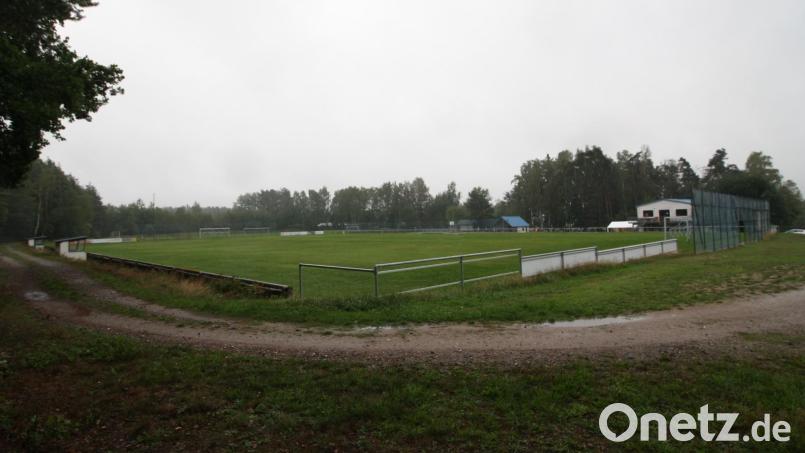 Eine trinkwassersparende Lösung für die Bewässerung des Rasensportplatzes in trockenen Zeiten streben SC Schwarzenbach und Gemeinde an. Bild: bjp