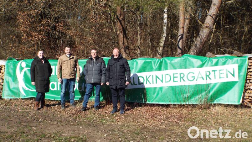 Hier entsteht der neue Waldkindergarten (von links): Sabrina Schwabl, Zweiter Bürgermeister Uwe Bergman, Georg Wendl (FW), 1. Bürgermeister Marcus Eichenmüller. Bild: Klaus Högl