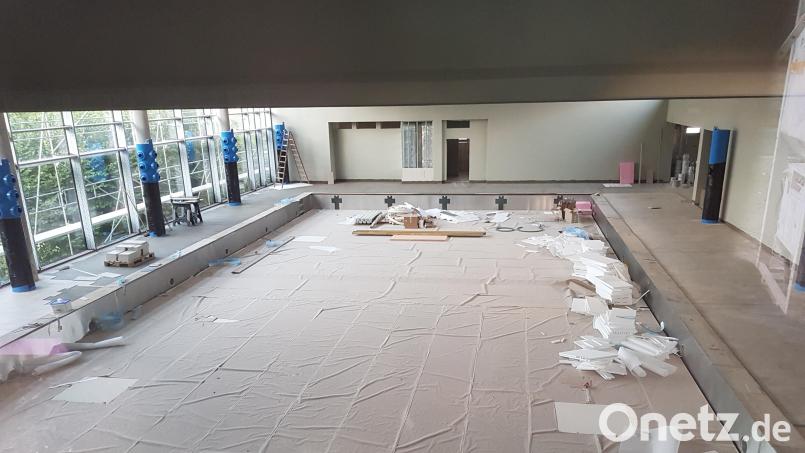 Noch ist die Schulschwimmhalle eine Baustelle. Aber auch nach Abschluss der Arbeiten wird das Schwimmbad vorerst nicht eröffnet. Herzstück der Halle ist ein Edelstahlbecken, dessen Boden auf eine Tiefe von 1,80 Metern abgesenkt werden kann. Bild: Benkhardt