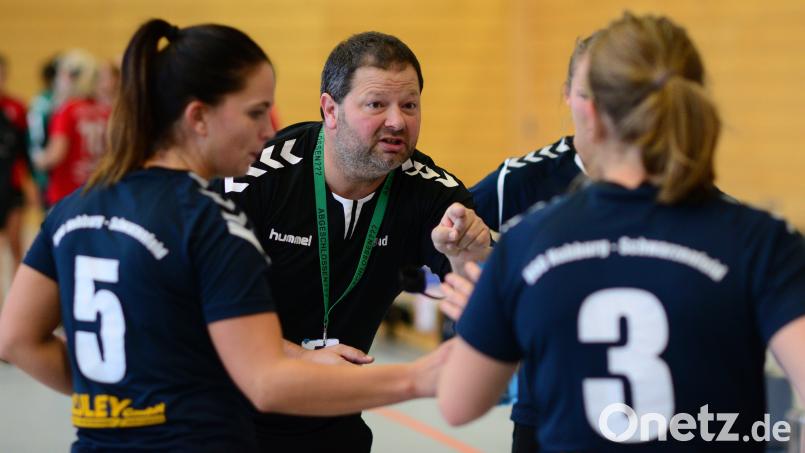 HSG-Trainer Bernd Eckl (Mitte) wird auch in dieser Saison engagiert Anweisungen geben. Das Ziel der Handballerinnen ist klar: Wiederaufstieg. Bild: mr