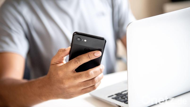 Nachdem er anstelle eines bestellten Smartphones andere Waren erhalten hatte, erstattete ein Waldsassener Anzeige wegen Betrugs. Symbolbild: Zacharie Scheurer