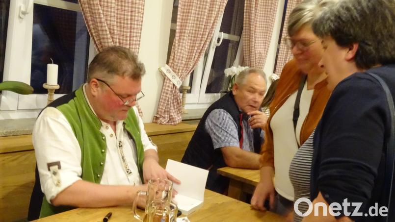 Der Kriminalfall wurde nicht während der Lesung gelöst. Wie es ausgeht, steht in Fabian Borkners Buch "Zoigltod", das sich viele, signiert vom Autor, nach einem spannenden Vortrag mit heim nahmen. Bild: Houschka