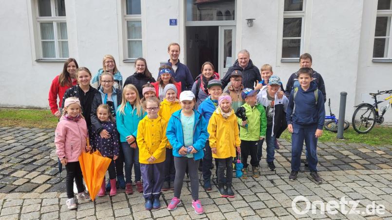 Ein Gruppenbild durfte bei der musikalischen Schnitzeljagd der Blaskapelle Falkenberg nicht fehlen. Bild: Veronika Höcht/exb