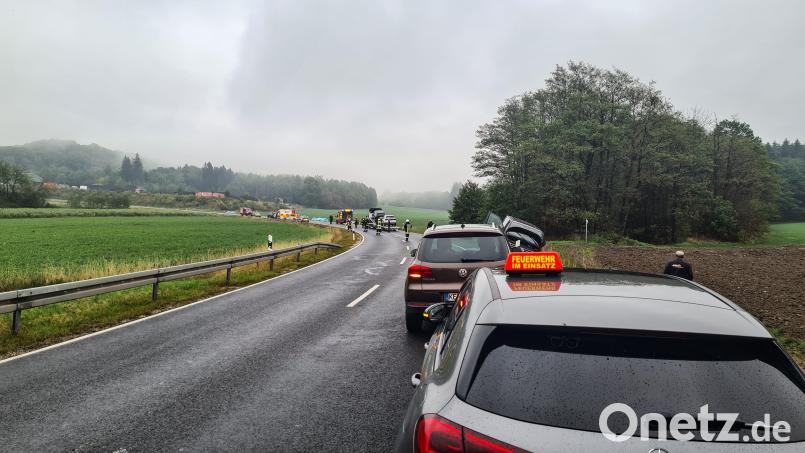 Wegen eines Unfalls war die Staatsstraße am Zinster Berg für mehrere Stunden gesperrt. Bild: rw