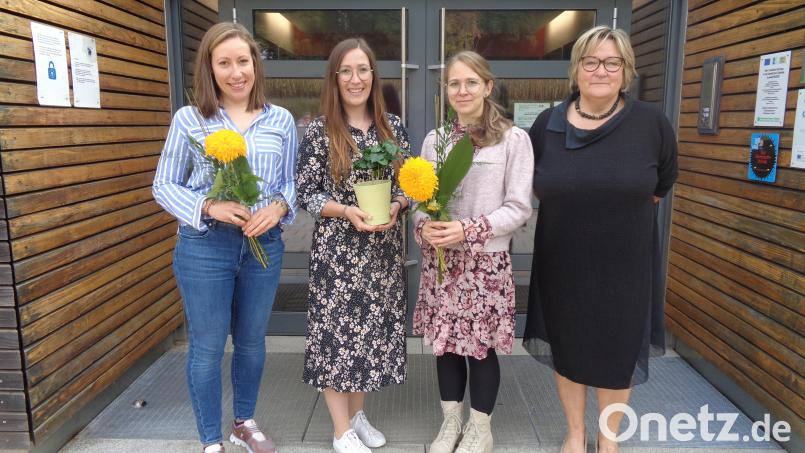 Rektorin Christine Schneider begrüßte die neuen Lehrerinnen Marlene Bodensteiner, Lena Seitz und Romina Hegel (von rechts). Bild: amö
