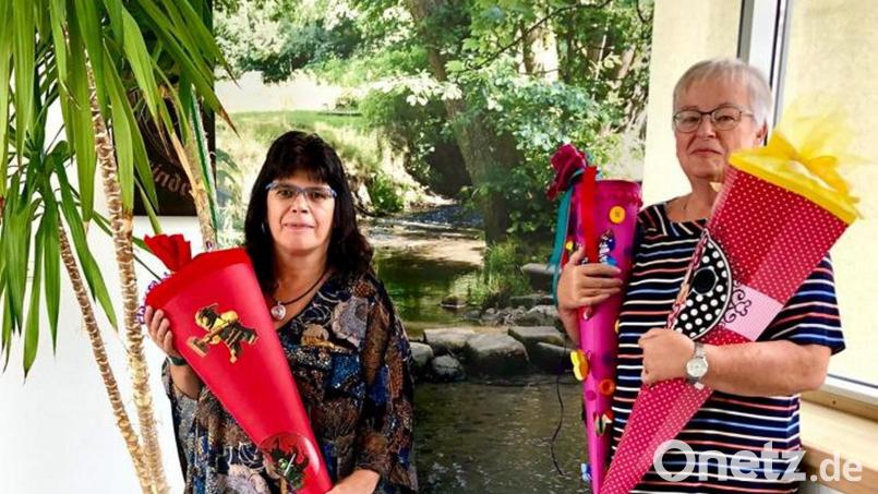 Dolores Longares-Bäumler und Heidi Lauterbach (von links) haben wieder viele Schultüten gefüllt und verteilt. Bild: hai