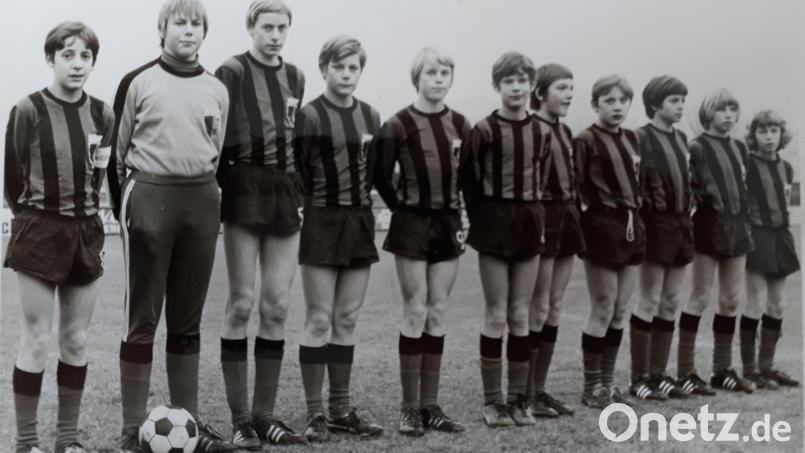 1972 gewann die Schülermannschaft der SpVgg Weiden in überragender Manier den Bezirkstitel. Daran beteiligt waren (von links) Günter Grau, Erich Dippl, Hans Pausch, Raimund Schleicher, Klemens Hartich, Joschi Nagy, Werner Fröhlich, Heinrich Stadler, Ludwig Schreier, Claus Zick, Florian Hinterberger. Bild: Büttner, Gerhard