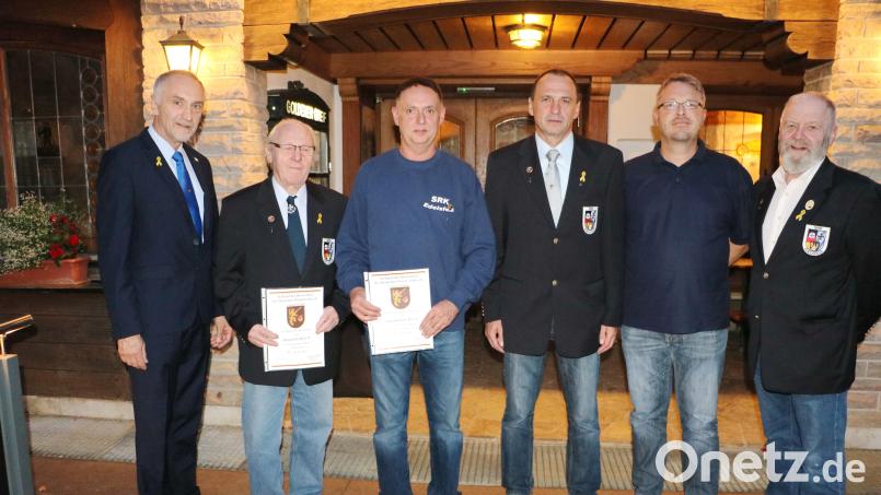 Nach der Ehrung: (von links) Kreisvorsitzender Bertram Gebhardt, Georg Ertl, Ingo Schuster, Erwin Hagerer, Vorsitzender Michael Schuster (Soldaten und Reservistenkameradschaft) und Vorsitzender Hans-Reiner Heldrich (Reservistenkameradschaft). Bild: gru