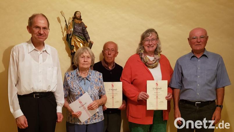 Bei der KAB-Jahreshauptversammlung werden langjährige Mitglieder geehrt (von links): der neue Präses Johann Hofmann, Irmgard und Herbert Rubenbauer, Monika Uhl und KAB-Ortsvorsitzender Günter Übelacker. Bild: u