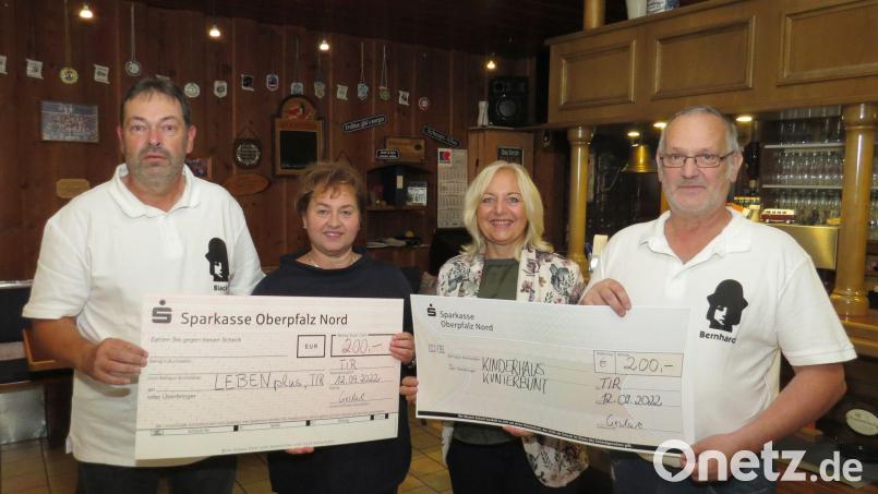 Bei der Spendenübergabe: Veranstalter Reinhard Schwarz, Quartiersmanagerin Cornelia Stahl, Kinderhaus-Leiterin Silvia Markowski und Wirt Bernhard Cieslak (von links). Bild: nic