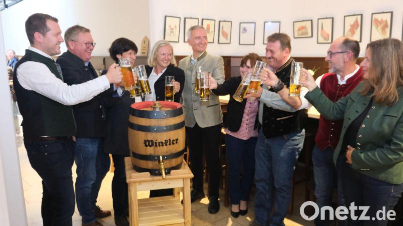 Vertreter der Brauerei und des ACM und der Festwirt stießen mit Oberbürgermeister Michael Cerny (Zweiter von links) und MdL Harald Schwartz (Fünfter von links) auf eine schöne Dult an. Bild: usc