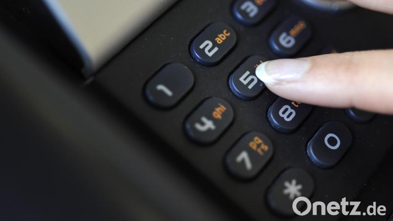 Eine Frau gibt auf einer Telefontastatur eine Nummer ein. Die Stadtwerke warnen vor aufdringlichen Anrufen von Callcentern, die angeblich Gas und Strom anbieten. Bild: Marc Müller/dpa