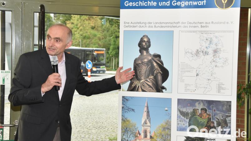 Eugen Eichelberg zeigt das Bild von Zarin Katharina II., die 1763 zahlreiche Deutsche in ihr Reich holte. Bild: hcz