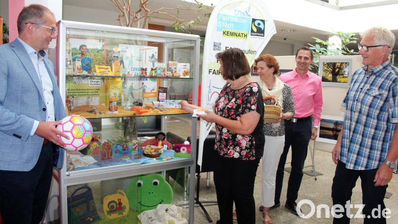 Mitglieder der Kemnather Fairtrade-Steuerungsgruppe bestückten die Vitrine in der Sparkasse mit einer Auswahl an Fairtrade-Produkten. Bild: stg