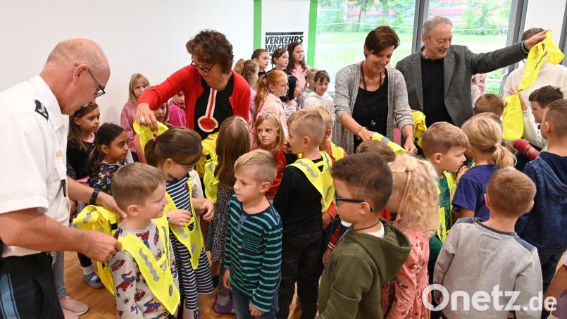 EPHK Andreas Weigert, Rektorin Marion Weigl, Klassenleiterin Ulrike Doschat und Gernot Schötz (v.l.n.r.) verteilten an die Erstklässler gelbe Warnwesten, damit die Kinder auf den Schulweg auch bei schlechter Sicht schon von Weitem erkannt werden. Bild: gf