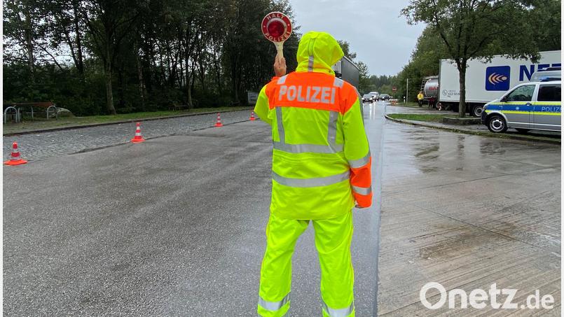 Am Oberpfalzweiten Verkehrskontrolltag legen die Polizisten ihr Hauptaugenmerk, wie hier an der Kontrollstelle Ulrichberg Süd, auf den Schwerverkehr und Verkehr über die deutsch-tschechische Grenze. Bild: Rebecca Zweigle