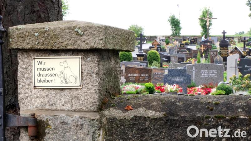 Nicht immer beachtet blieb bislang das Hinweisschild am Eingang zum Friedhof. Hundehäufchen zwischen den Gräbern sprechen dafür. Mit einem neuen Schild hofft die Gemeinde, dem Ärgernis zu begegnen. Bild: bkr