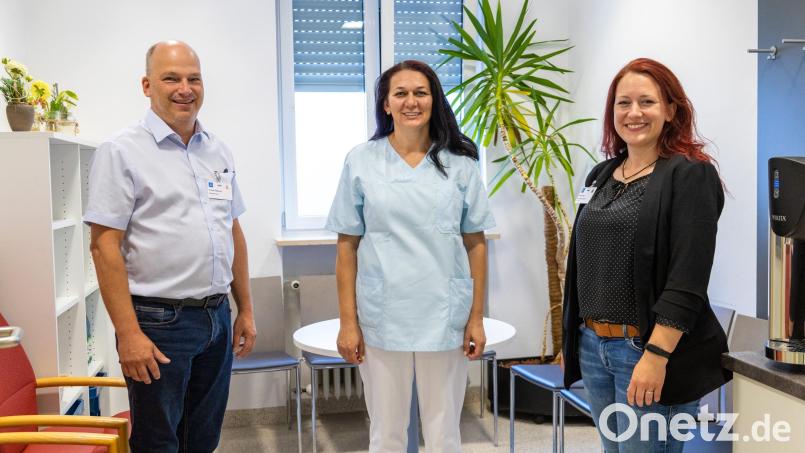 Nina Ognyanova (Mitte) schlägt mit ihrer Ausbildung zur Pflegefachhelferin am Krankenhaus St. Barbara privat neue Wege ein. Aber auch für Pflegedirektor Frank Hederer und seine Stellvertreterin Katrin Eger ist sie die Pionierin eines neuen Ausbildungsganges. Bild: Michael Vogl/exb