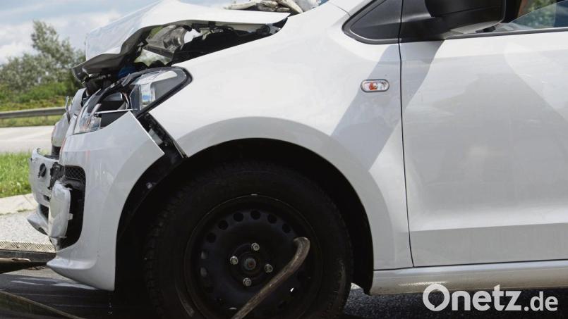 Wo mehr Unfälle gemeldet werden, ist die Regionalklasse höher – das hat Einfluss auf die Höhe der Kfz-Versicherungsbeiträge. Symbolbild:  Benjamin Nolte/dpa