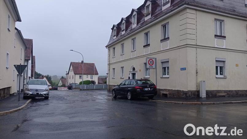 Rund 1,5 Millionen Euro kosten die Tiefbauleistungen zum „grundhaften Ausbau“ der Karl-Wölfl-Straße, der Bergstraße (Bild) und der Gartenstraße in Waldershof. Bild: fpoz