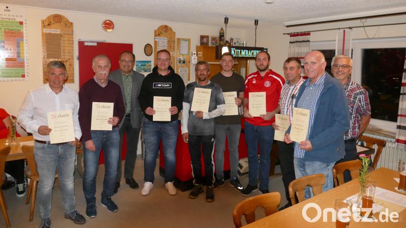 Vorstand Norbert Dobmeier (rechts) und Bürgermeister Ludwig Gürtler (Dritter von links) danken den treuen Mitgliedern des TSV Tännesberg. Bild: Josef Glas