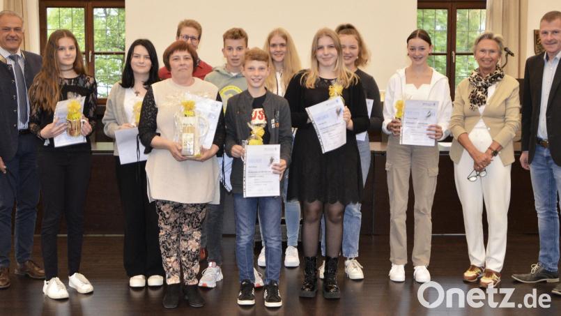 Landrat Roland Grillmeier (links), Thodora Kupke (Zweite von rechts), Musikschulleiter Tobias Böhm (rechts) und stellvertretende Musikschulleiterin Klaudia Korman (hintere Reihe links) gratulierten den erfolgreichen Schülerinnen und Schülern. Bild: zch