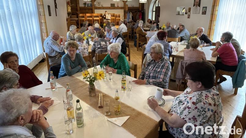 Rund 50 Personen hatten sich zur erstmals angebotenen Seniorenkirchweih im Pfarrsaal eingefunden. Bild: Gemeinde Kastl/exb