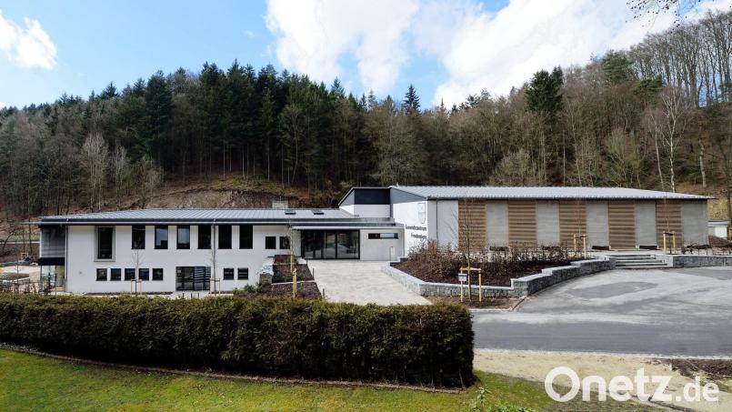 Das Gemeindezentrum Freudenberg, 2014 in Betrieb genommen, beherbergt bisher im Untergeschoss zwei Krippengruppen. Nun sollen ins derzeit im Rohbau befindliche ehemalige Bettenhaus (rechts) des Hotels Hammermühle zwei weitere Krippengruppen einziehen. Bild: sche
